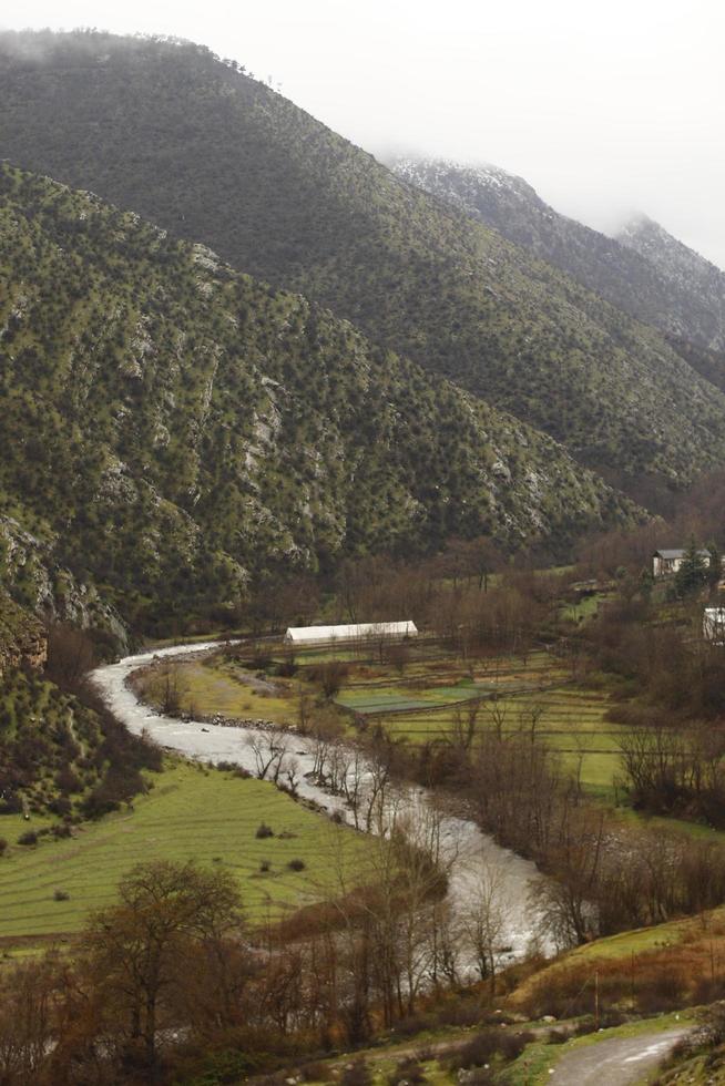 río en medio de un paisaje de montaña foto