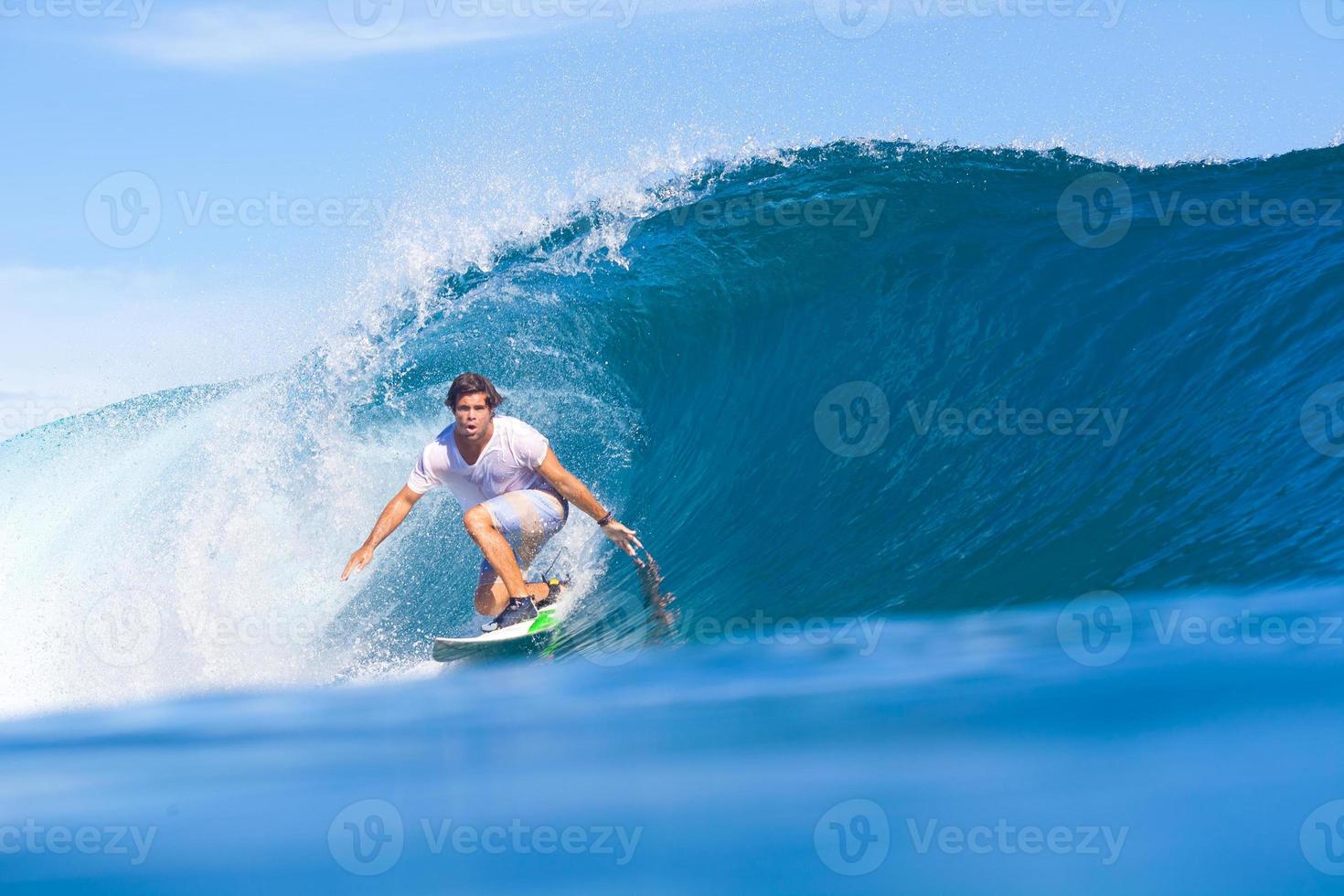 surfeando una ola. foto