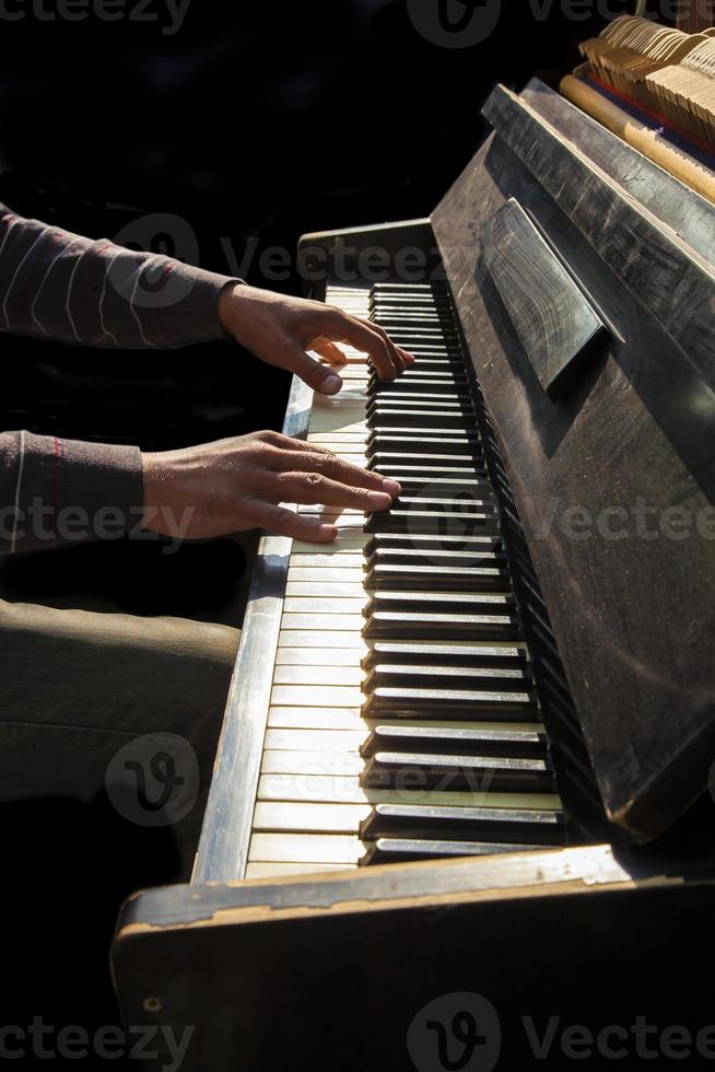 manos de hombre tocando un piano viejo 1398792 Foto de stock en Vecteezy