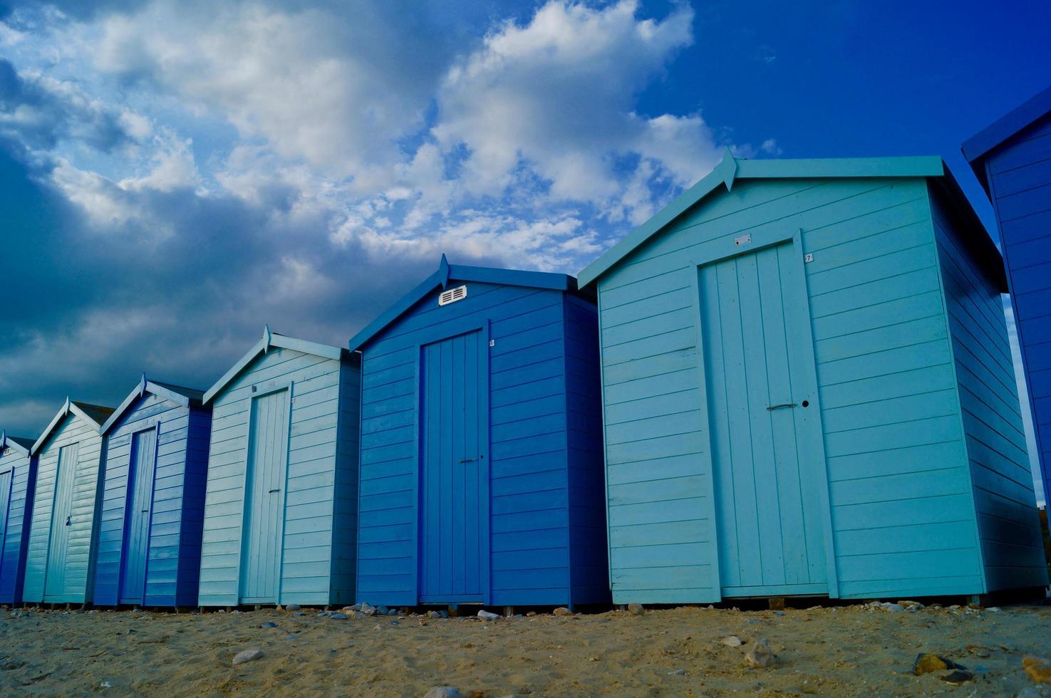 cobertizos azules en la playa foto