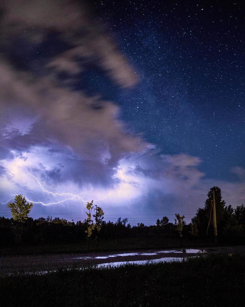 rayo cayendo sobre un campo foto