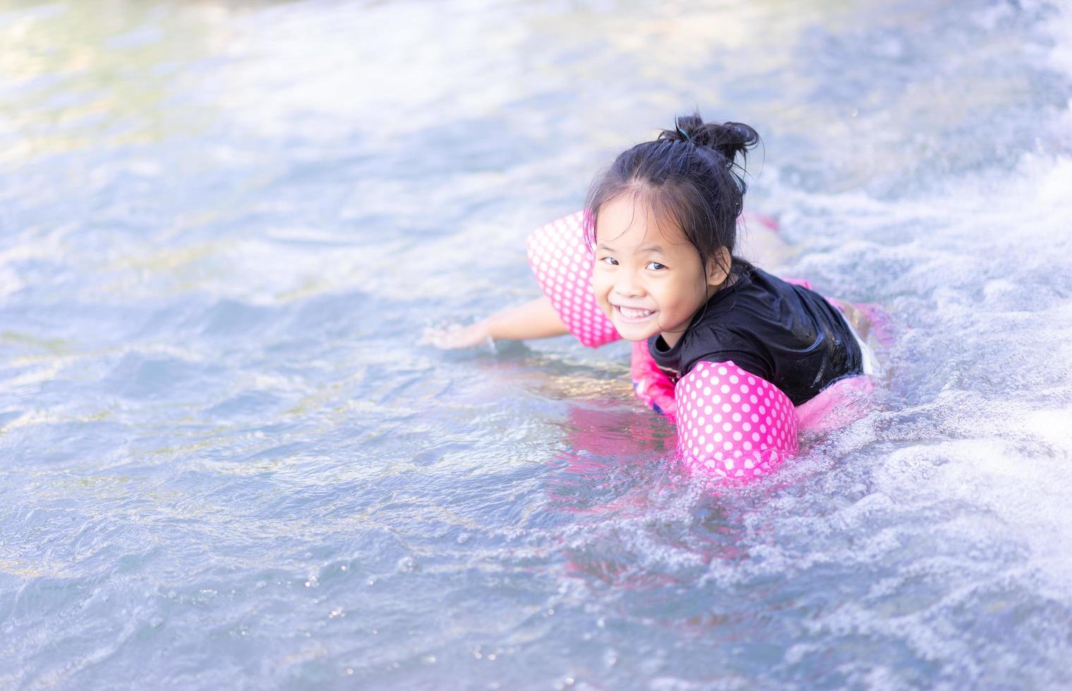 niña asiática en el agua foto