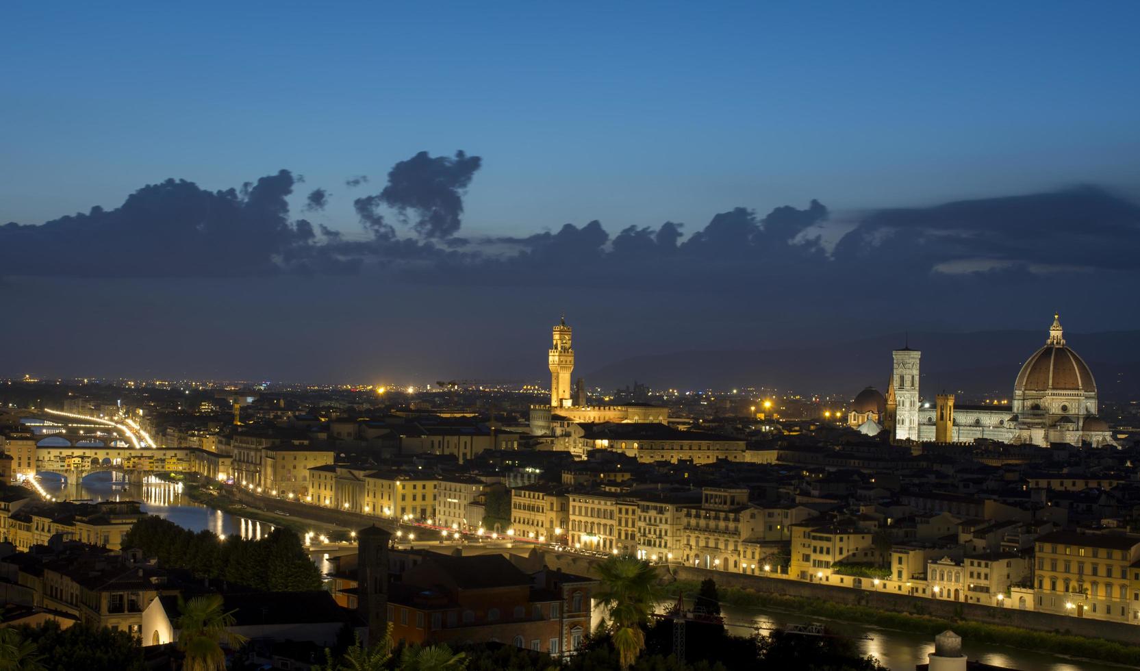 ciudad con edificios de gran altura en la noche. foto