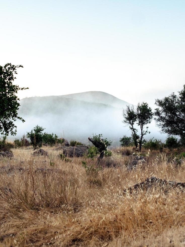 niebla subiendo en las montañas foto