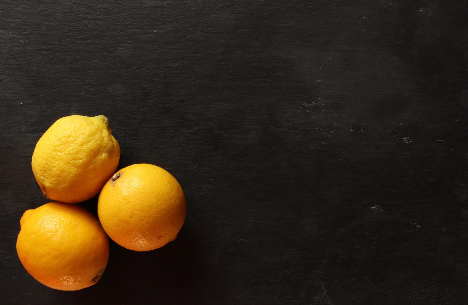 fotografía de tres limones foto