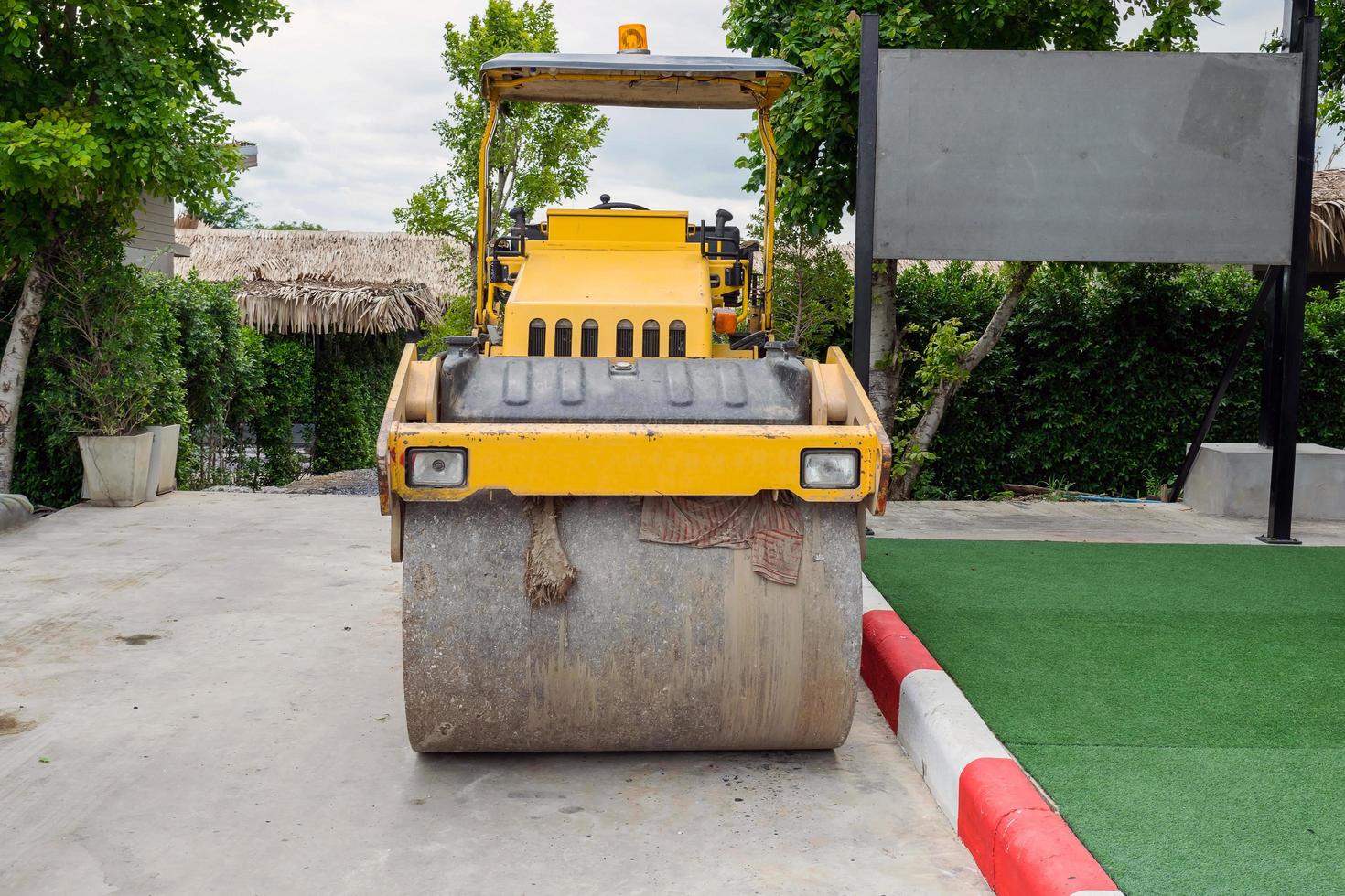 Front view of a steamroller photo