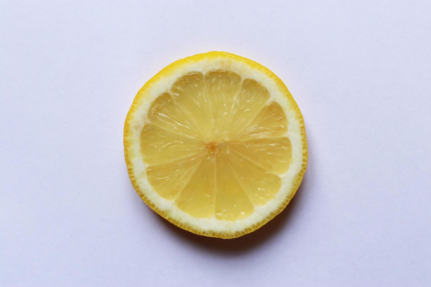Fotografía de rodaja de limón aislado para illustation de alimentos foto