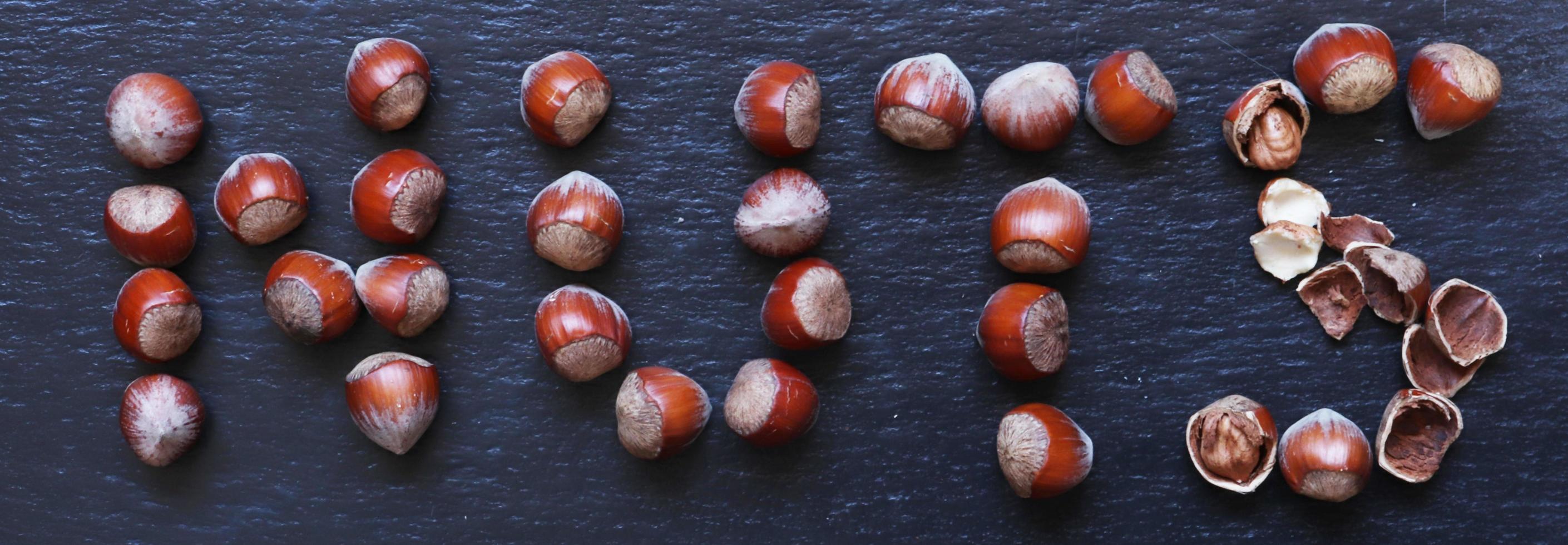 avellanas dispuestas en forma de nueces de palabra foto