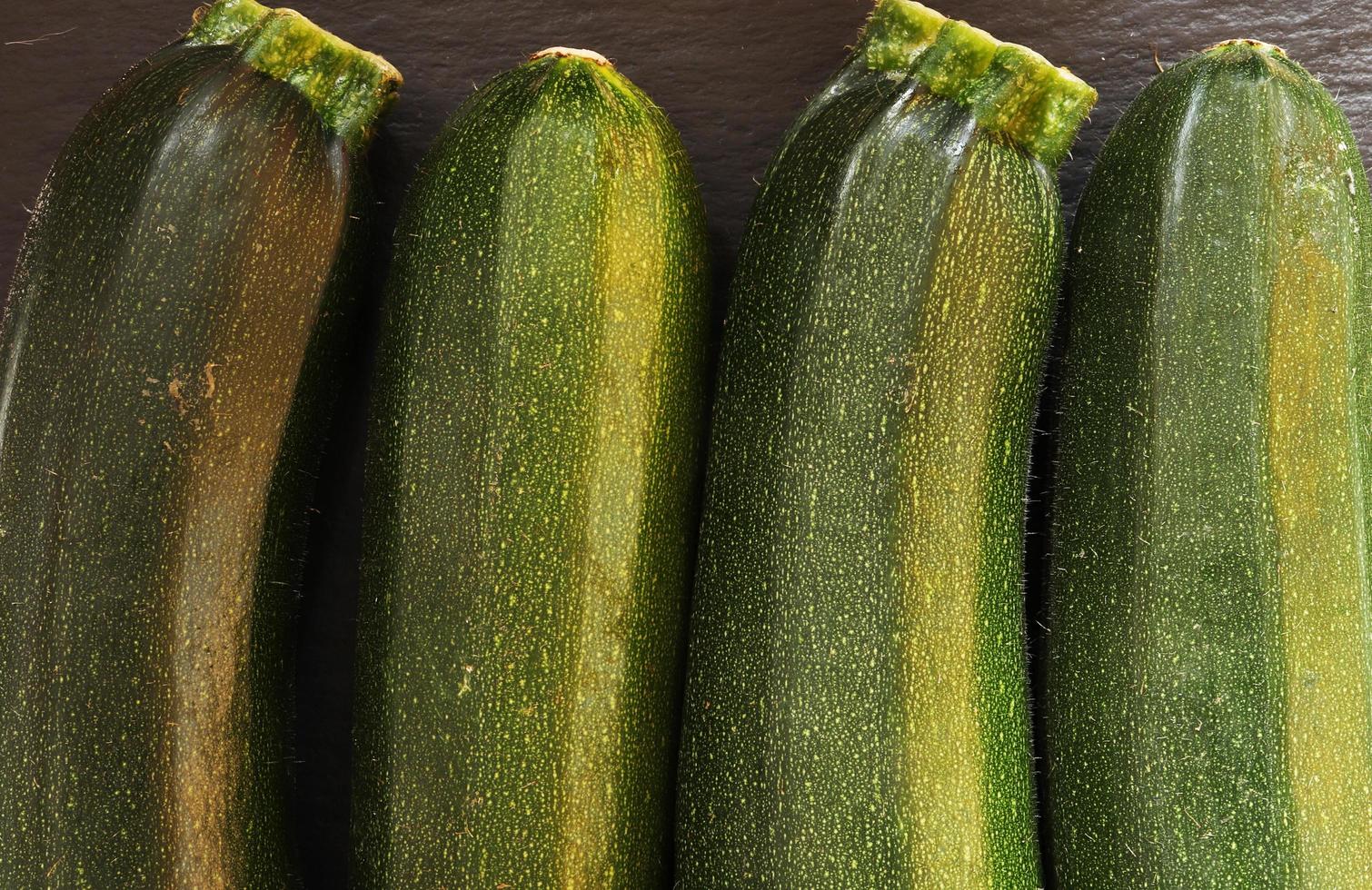 Cuatro calabacines para fondo de alimentos. foto