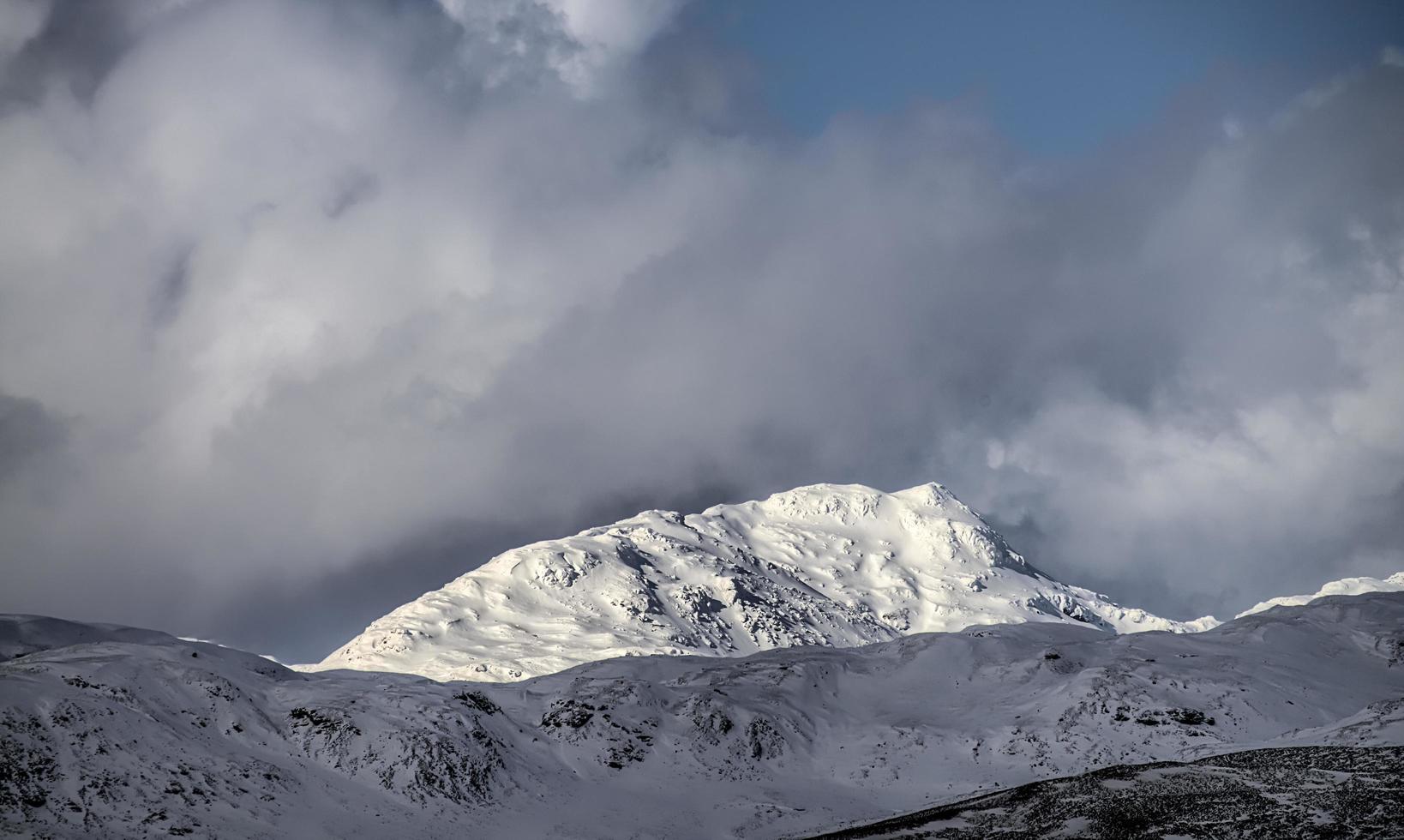 montaña nevada en las tierras altas escocesas foto