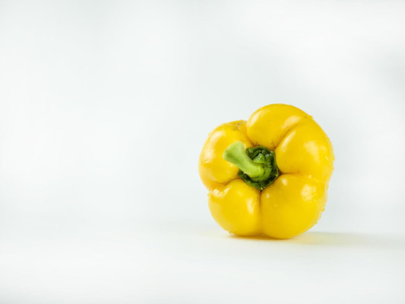 pimiento amarillo sobre fondo blanco foto