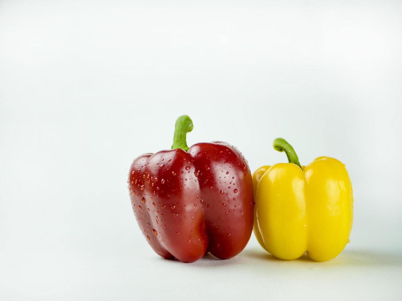 pimientos rojos y amarillos foto