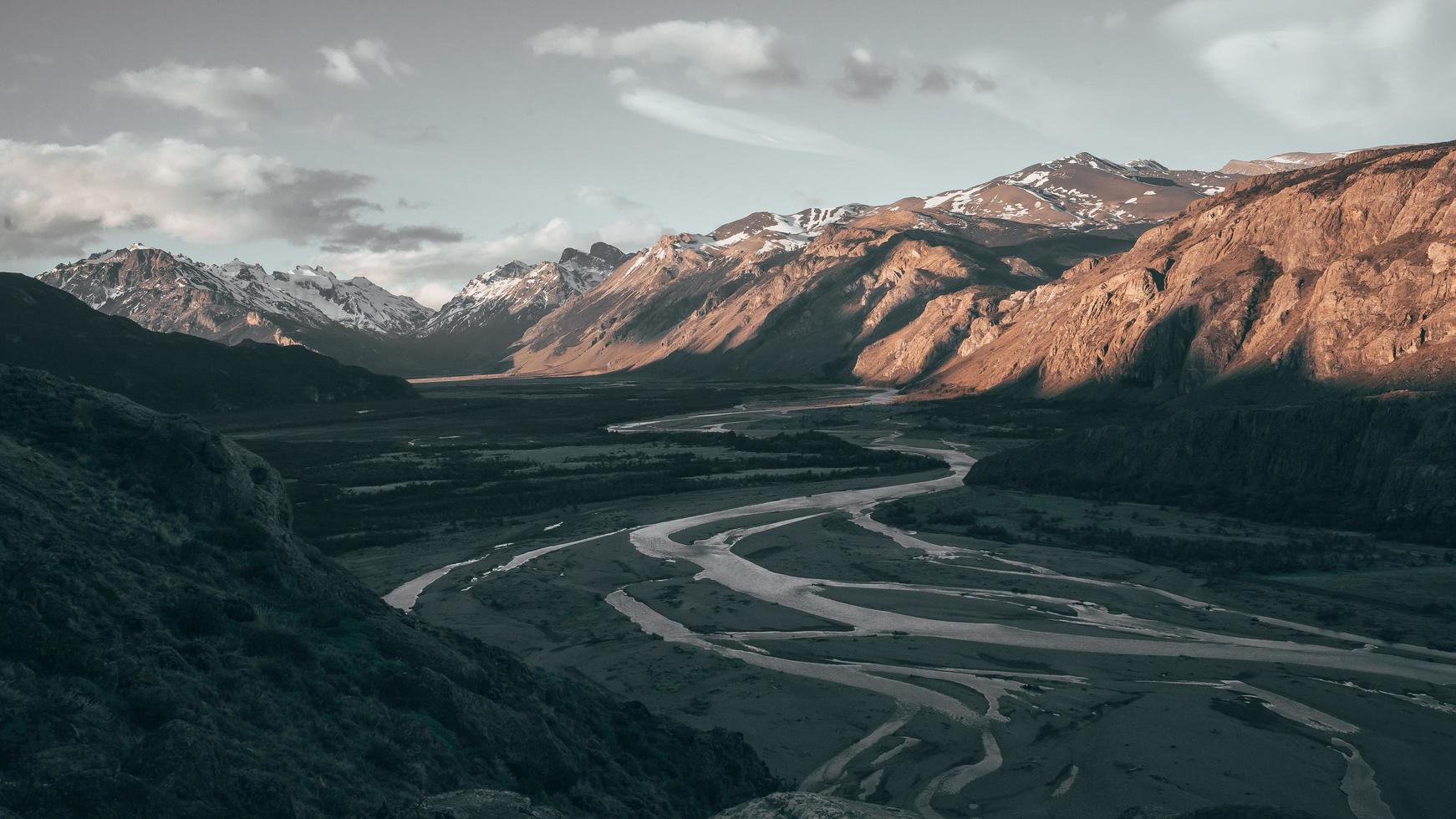 montañas con lecho de río foto