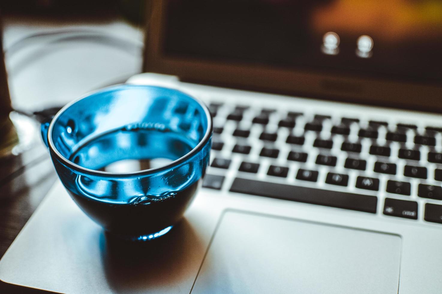 taza azul en una computadora portátil foto