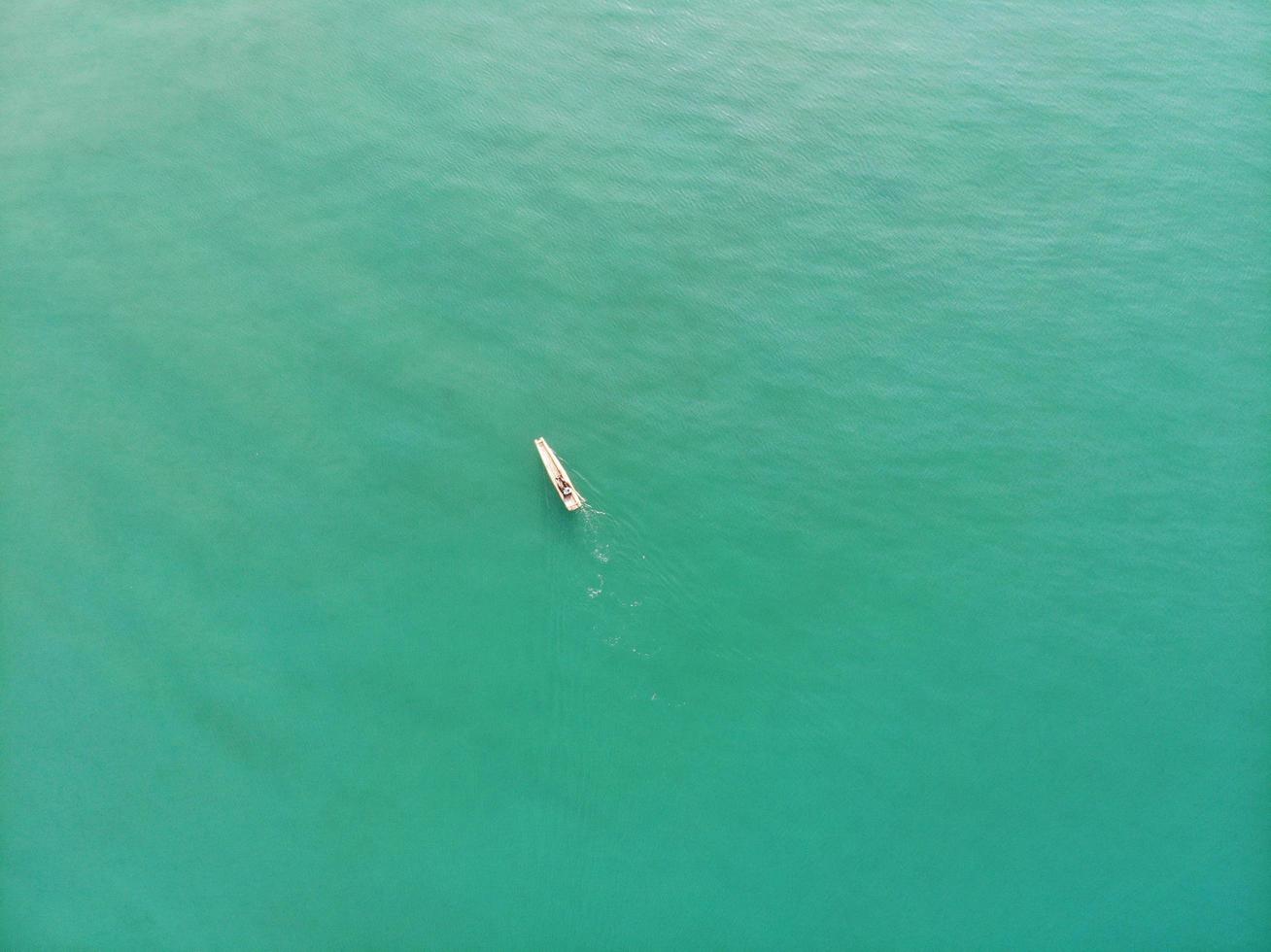 vista aérea de un barco en un mar verde foto