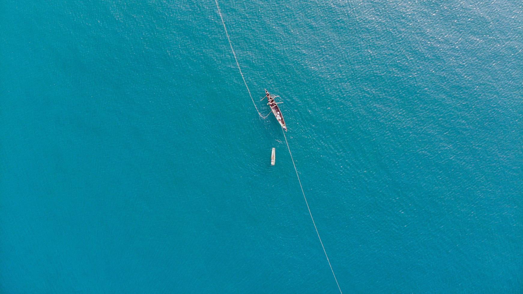 barco en un mar azul foto