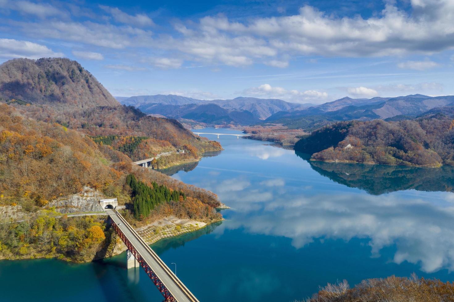 lago verde rodeado de montañas foto