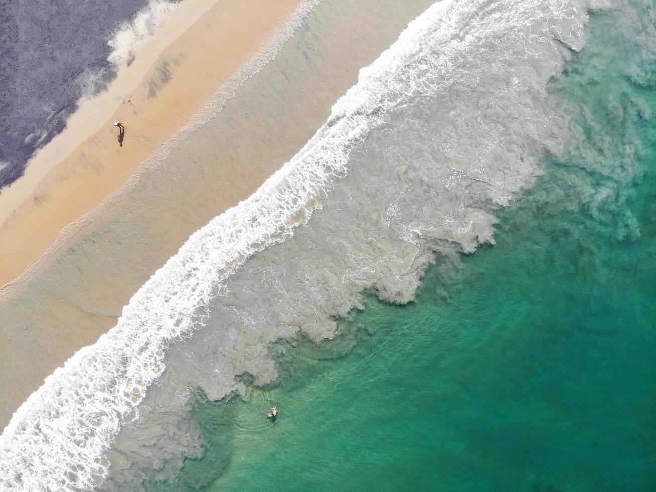 vista aérea de dos personas en la playa. foto