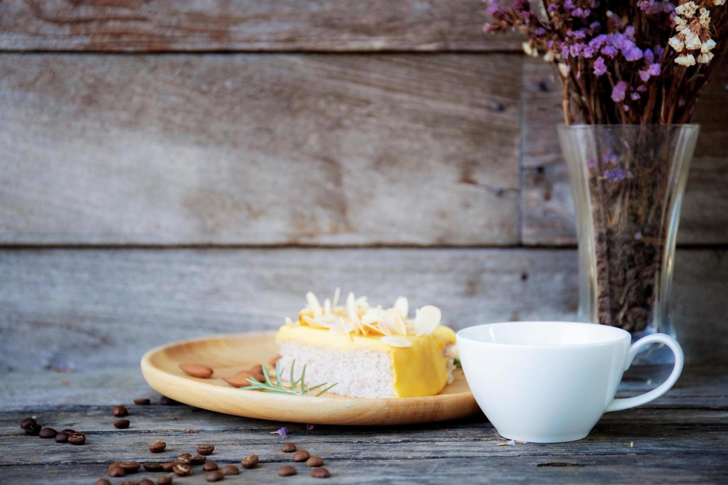 café y postre en la mesa foto