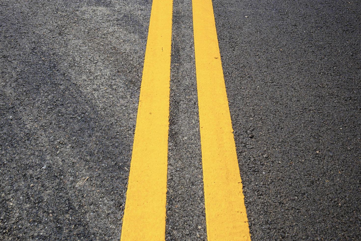 amarillo de las líneas de tráfico en la carretera foto