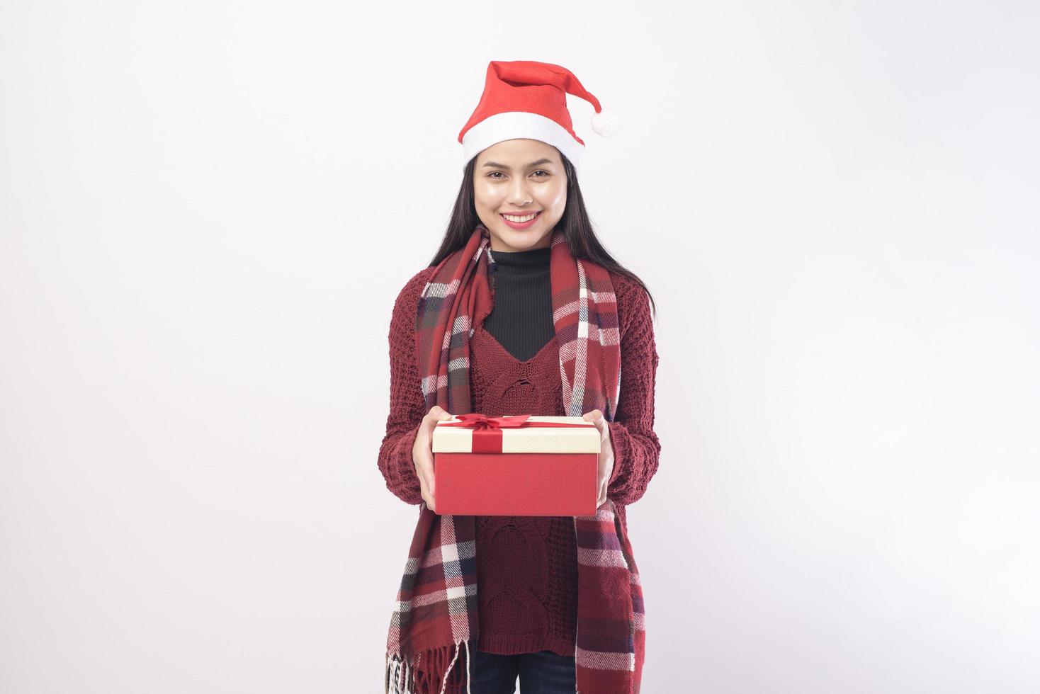 mujer joven sosteniendo un regalo de navidad foto