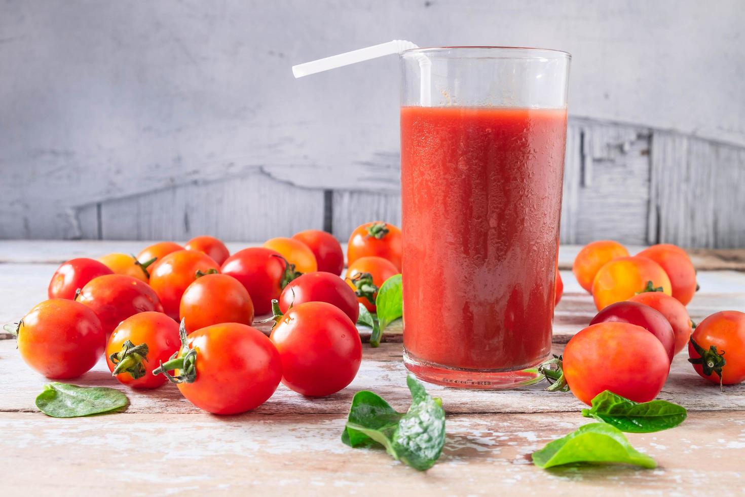 tomates frescos con salsa de tomate foto