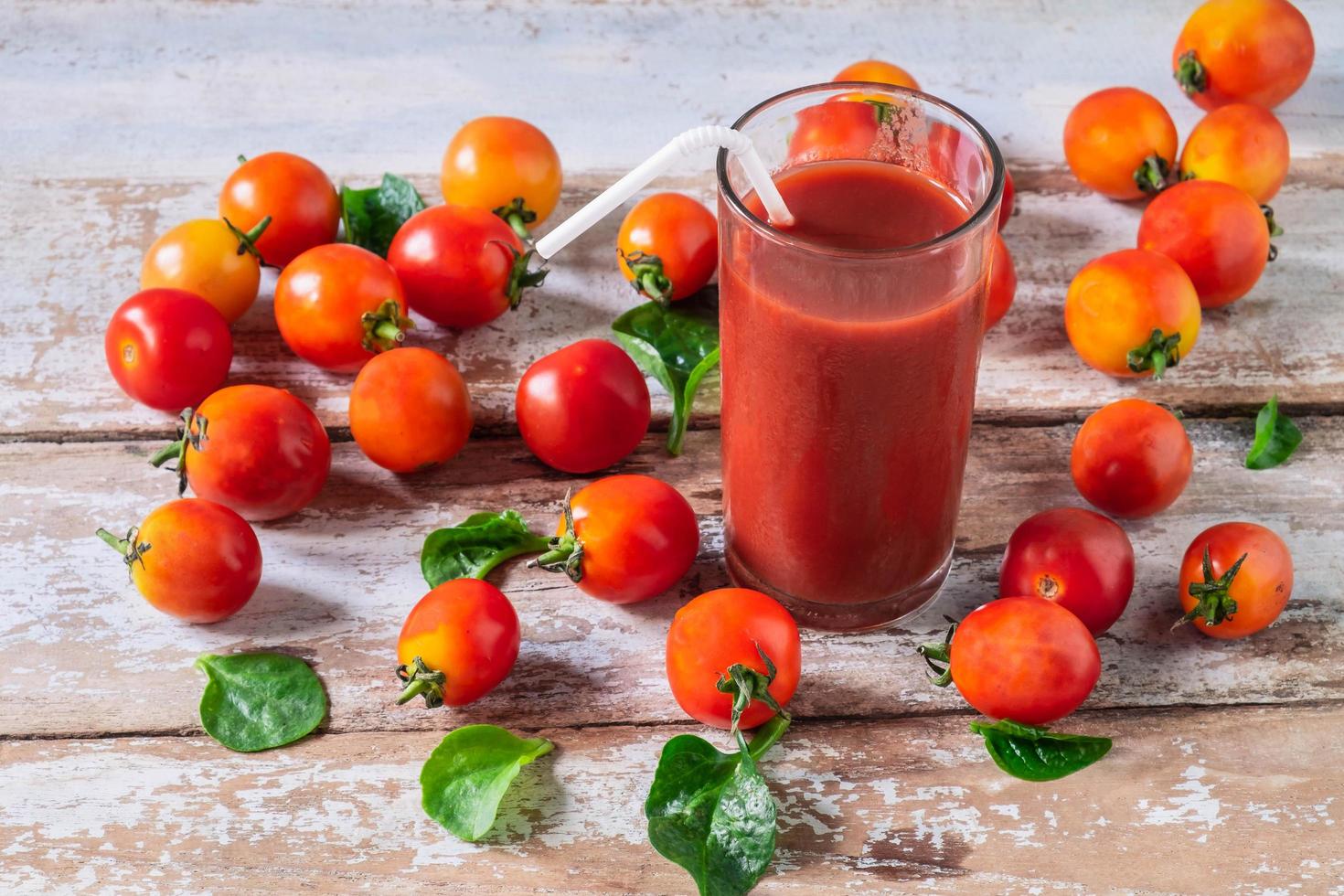 tomates frescos con salsa de tomate foto