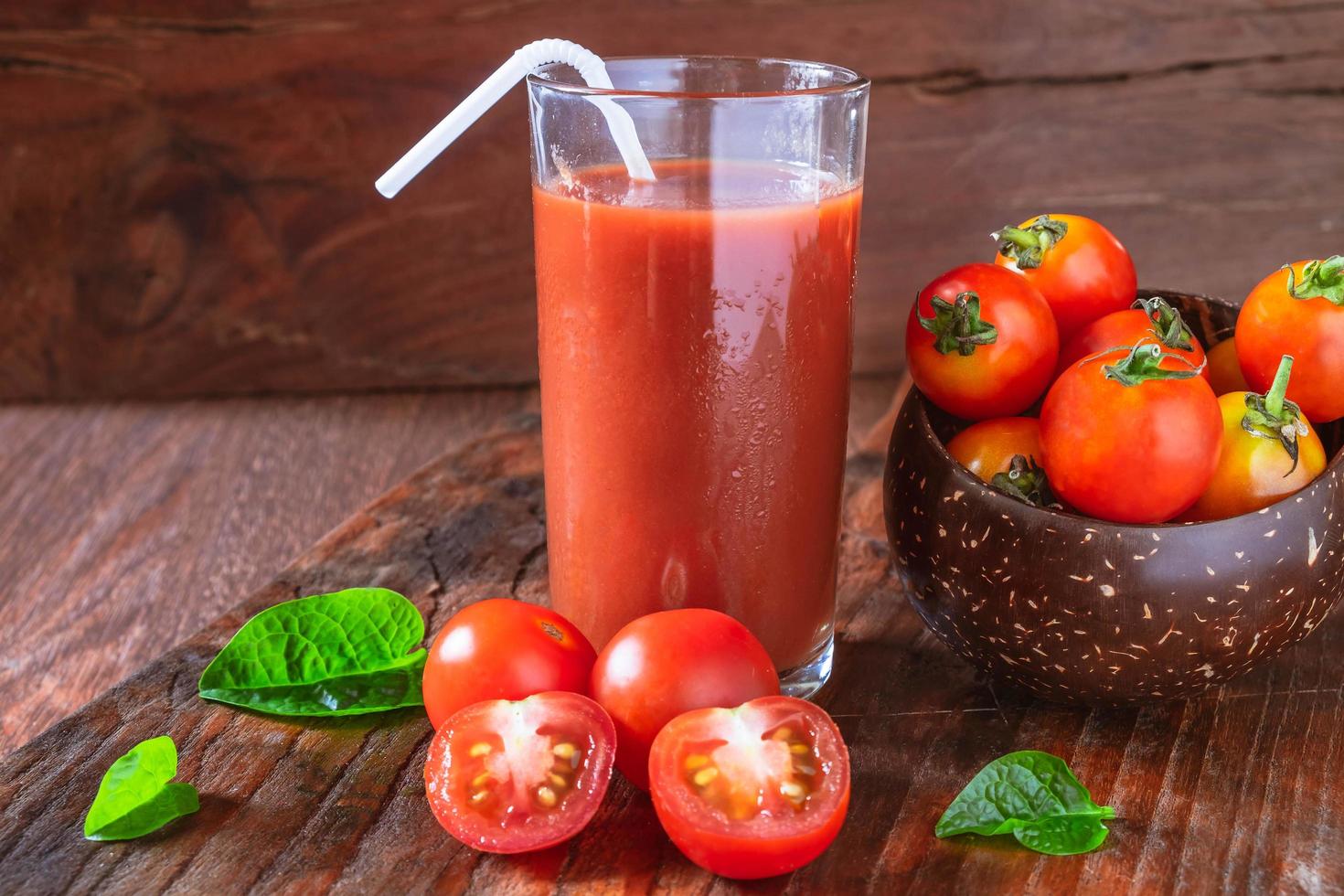tomates frescos con salsa de tomate foto