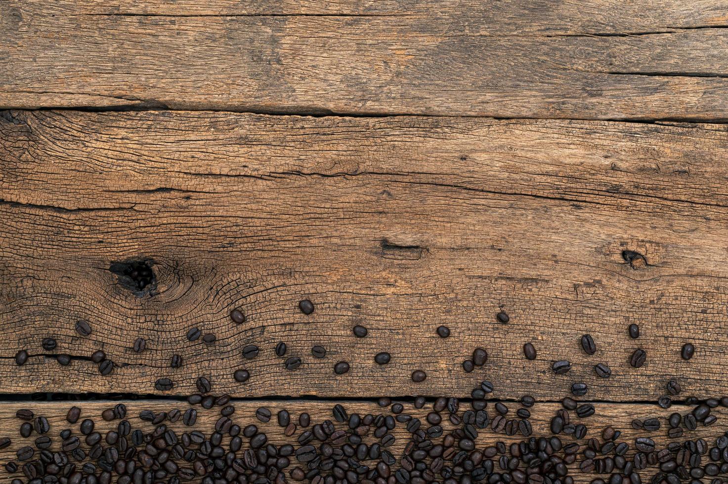 granos de café en el escritorio, vista superior foto
