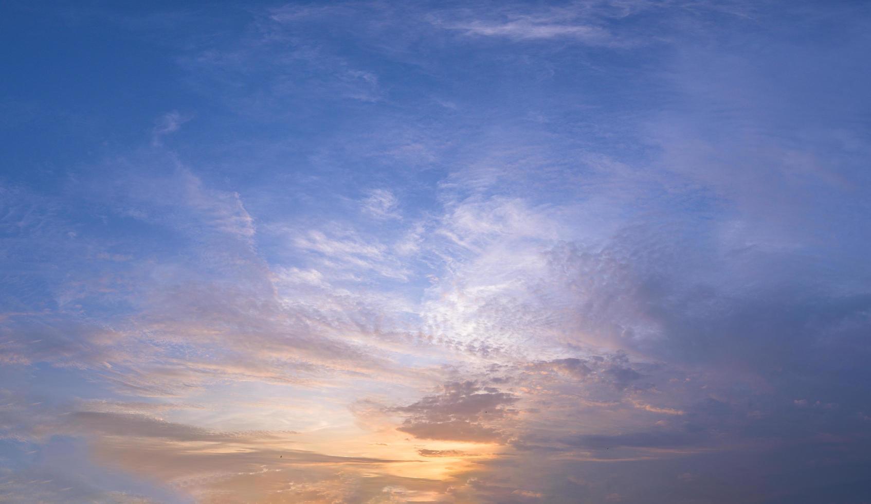 colorido cielo al atardecer foto