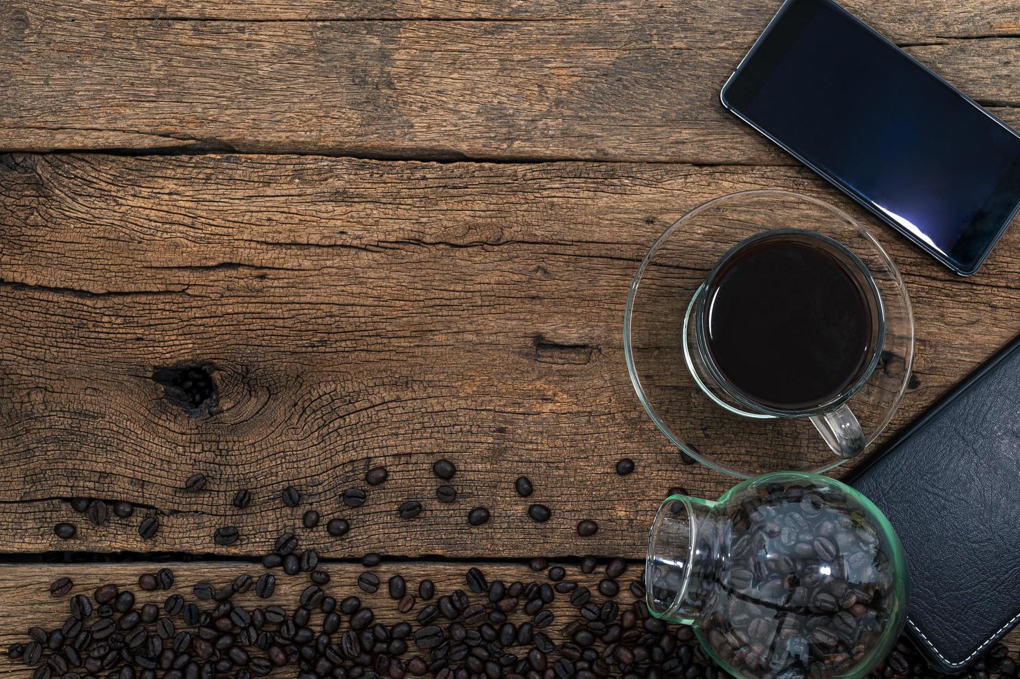 teléfono inteligente y café en el escritorio foto