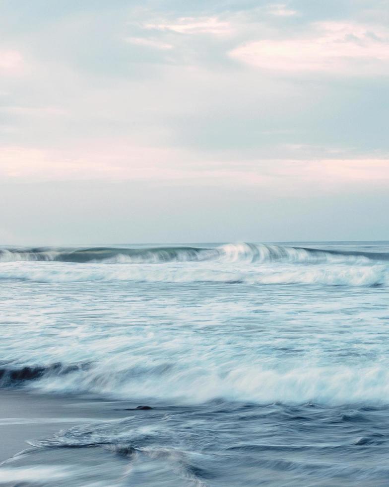 lapso de tiempo de las olas del mar foto