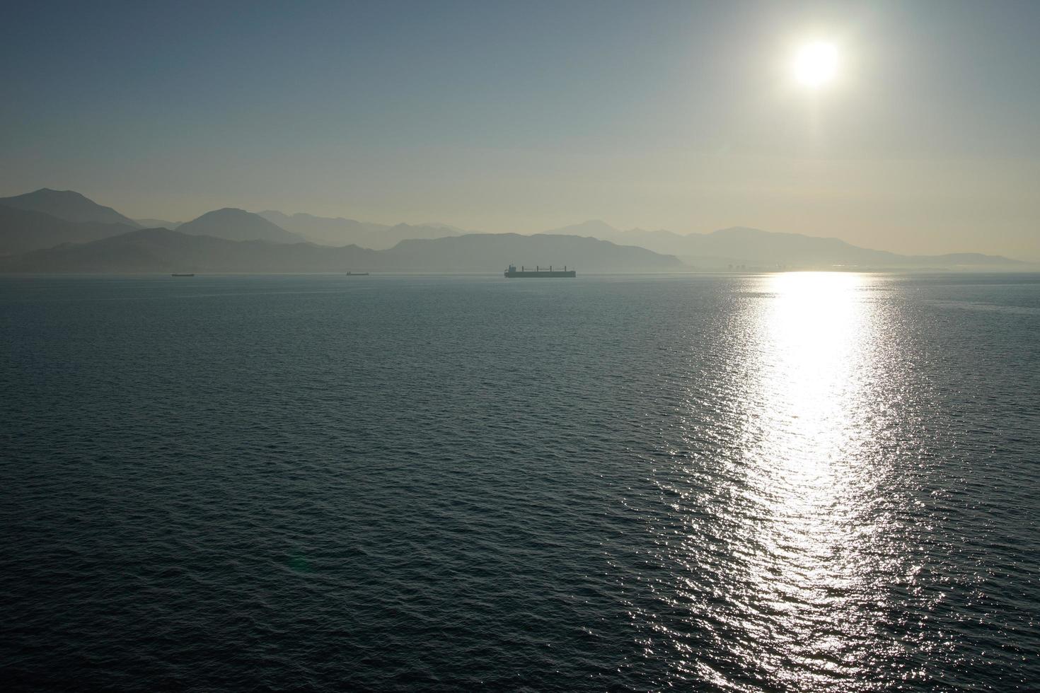 sol sobre el agua foto