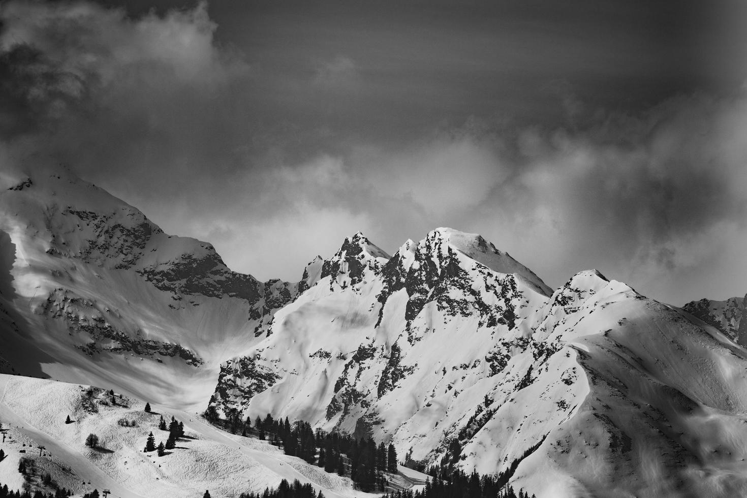 escala de grises de montañas nevadas foto