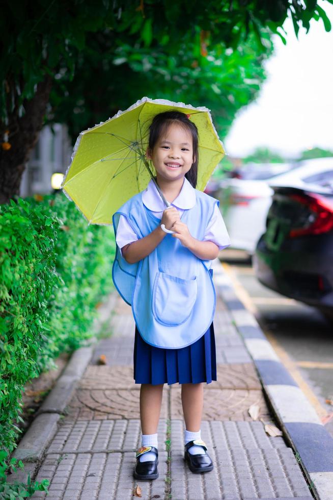 niña en uniforme escolar tailandés foto