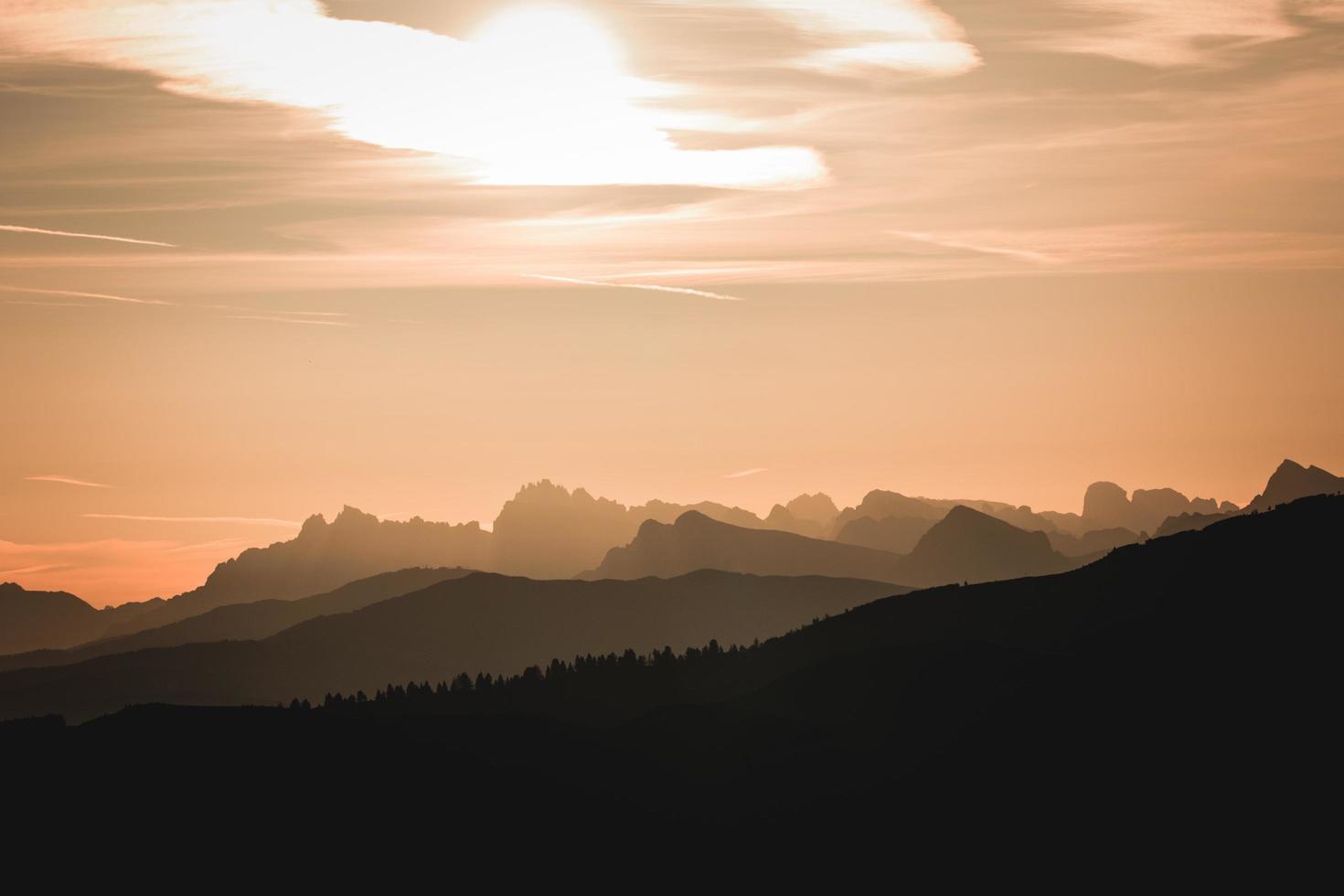 silueta de montañas durante el atardecer foto