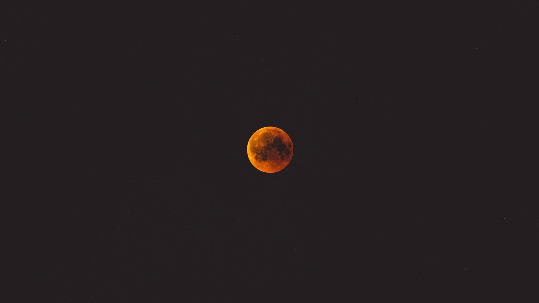 luna roja con nubes foto