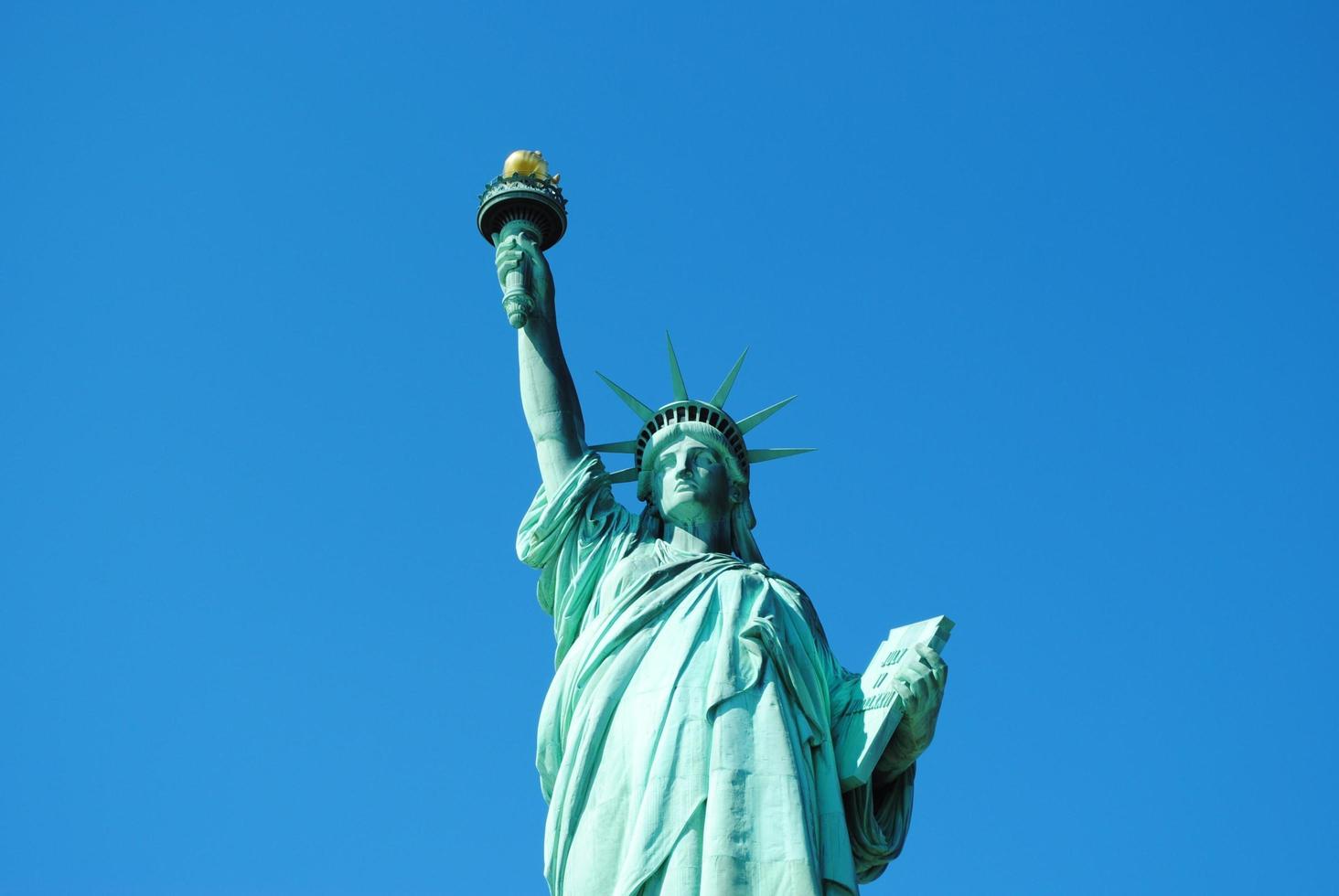 estatua de la libertad con cielo azul foto