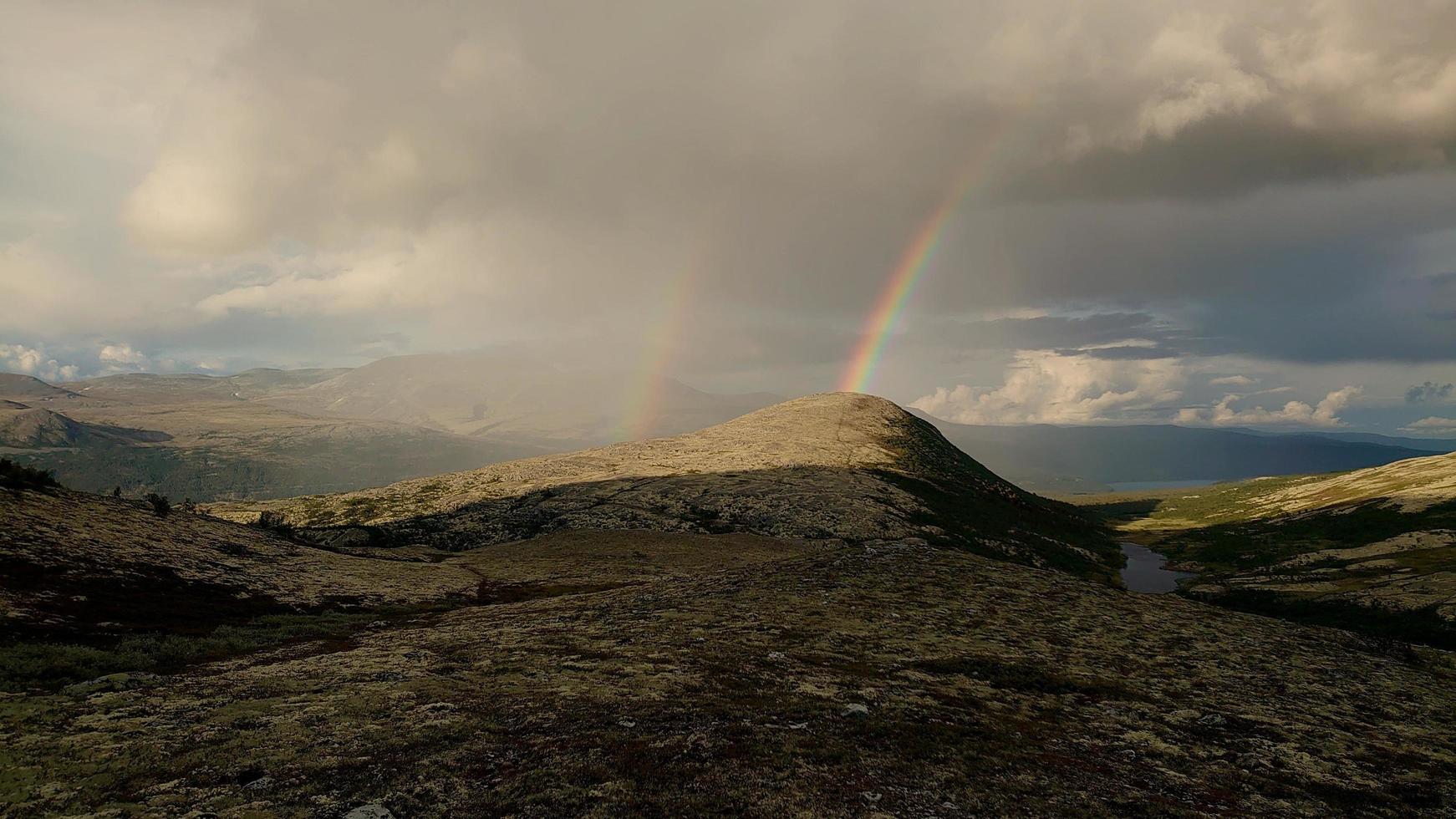 arco iris sobre las montañas foto