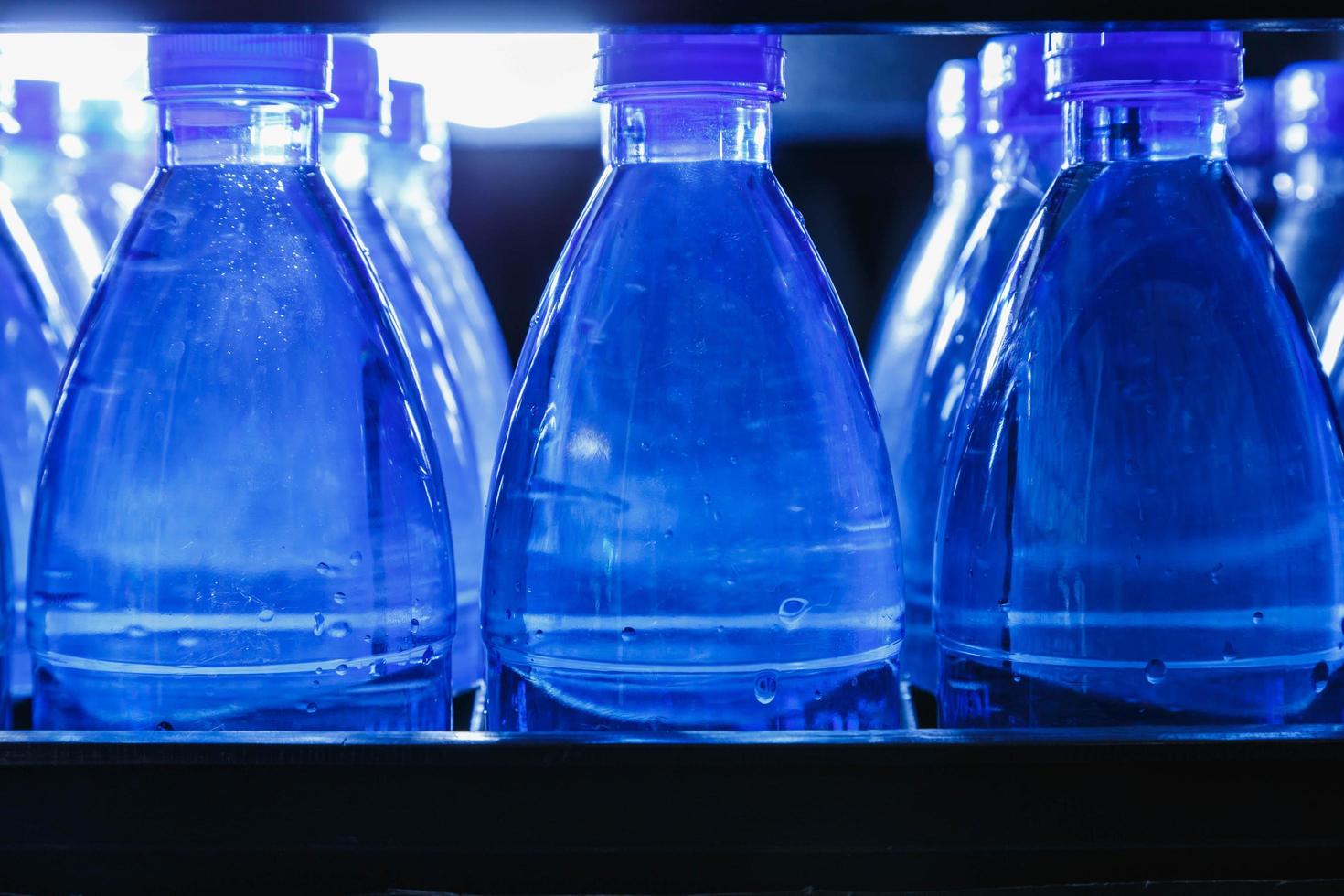 botellas azules de agua foto