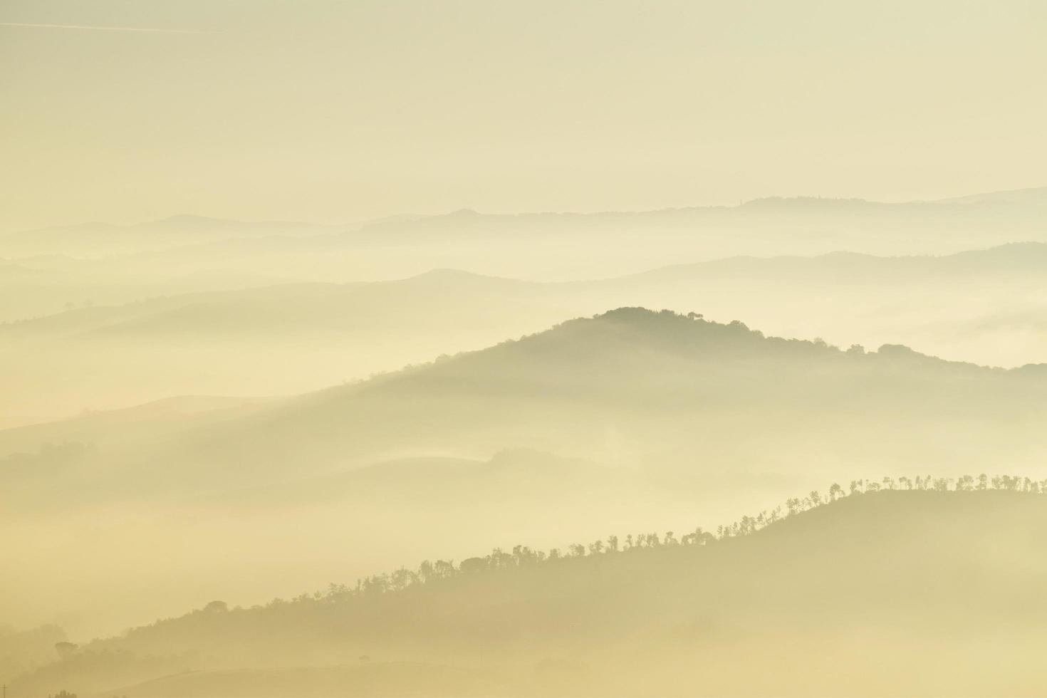 Fotografía de paisaje de montañas durante el día brumoso. foto