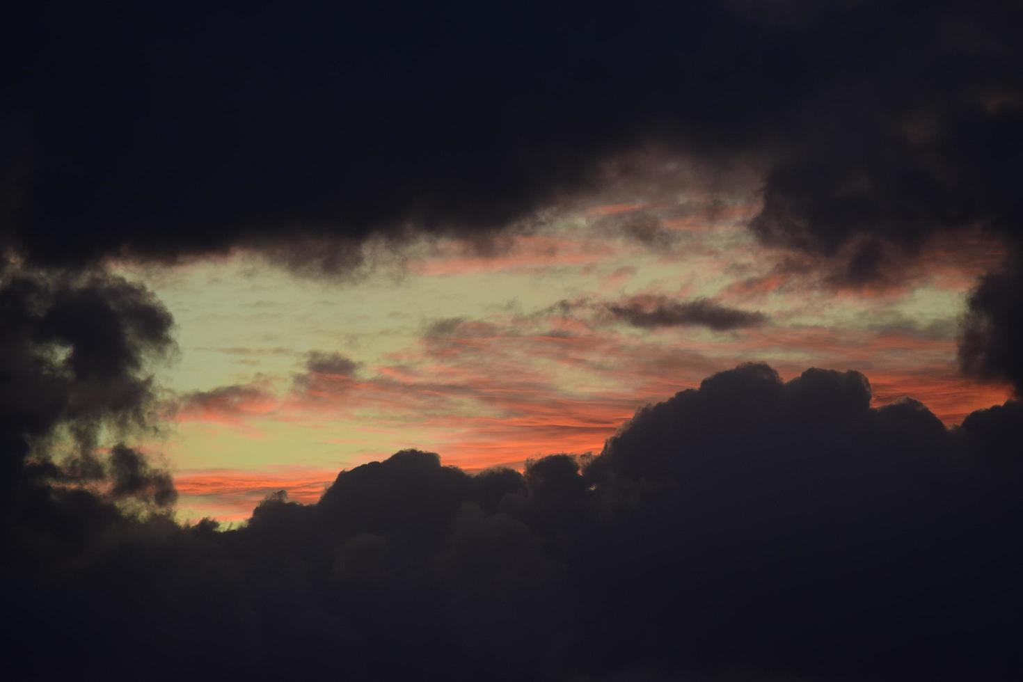 silueta de nubes al atardecer foto