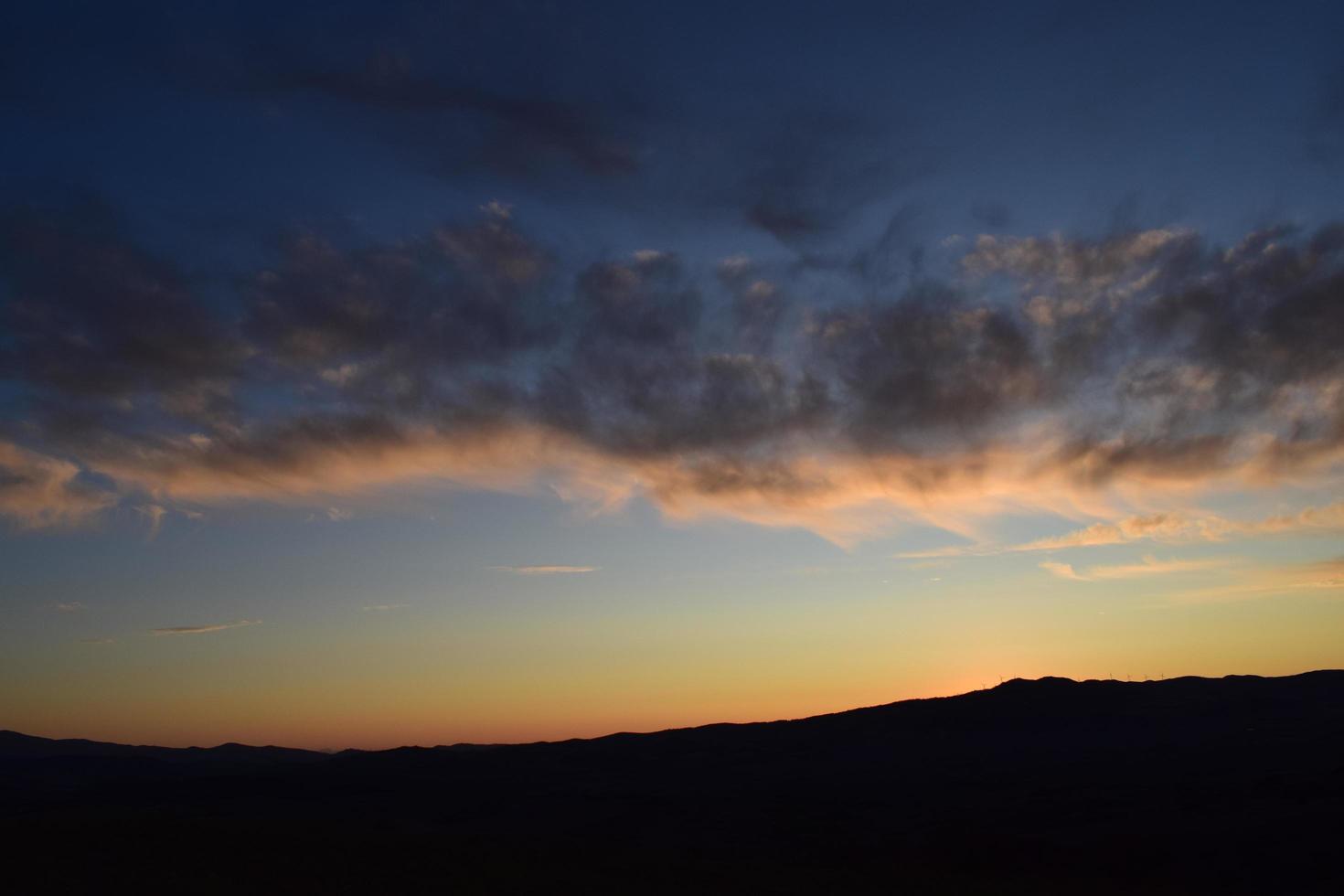 silueta del horizonte del paisaje durante el atardecer foto