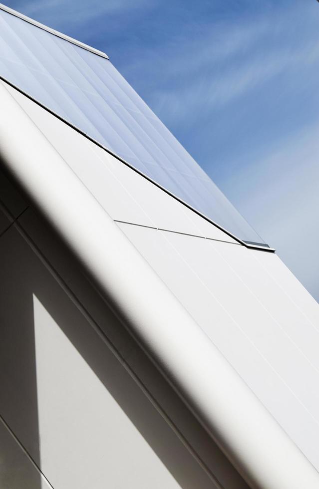 Edificio de gran altura de hormigón blanco bajo un cielo azul foto