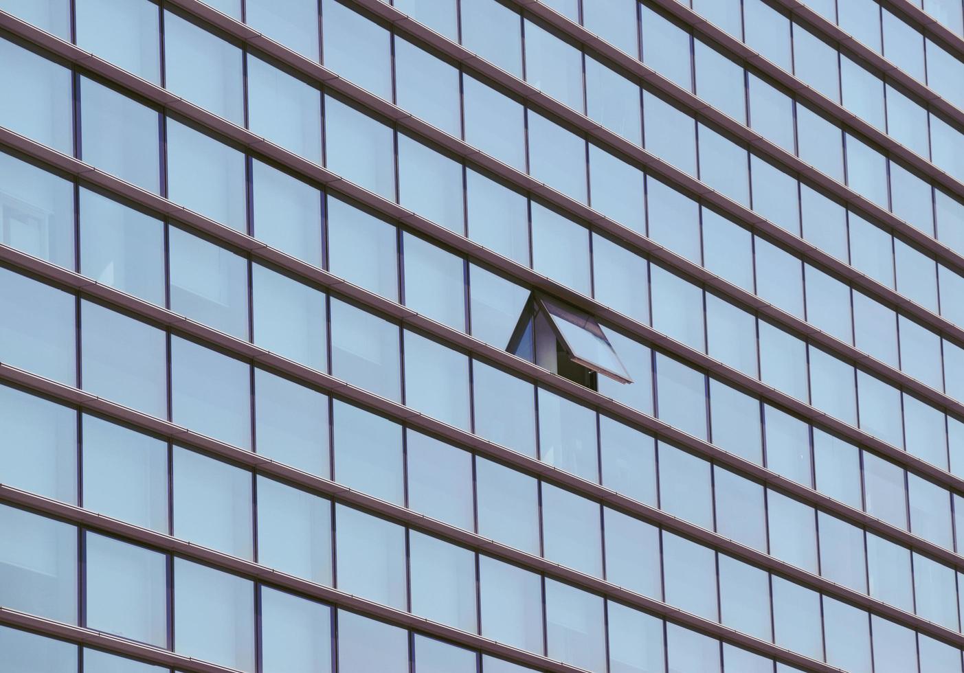 edificio con ventana abierta foto