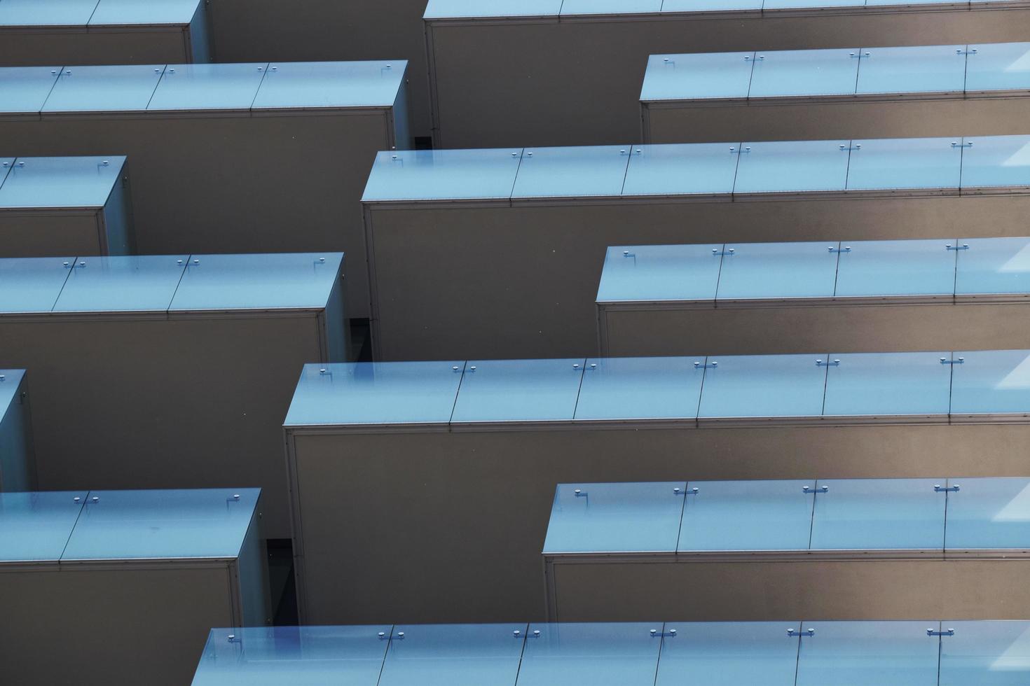 Fotografía de ángulo bajo de un edificio gris de gran altura. foto