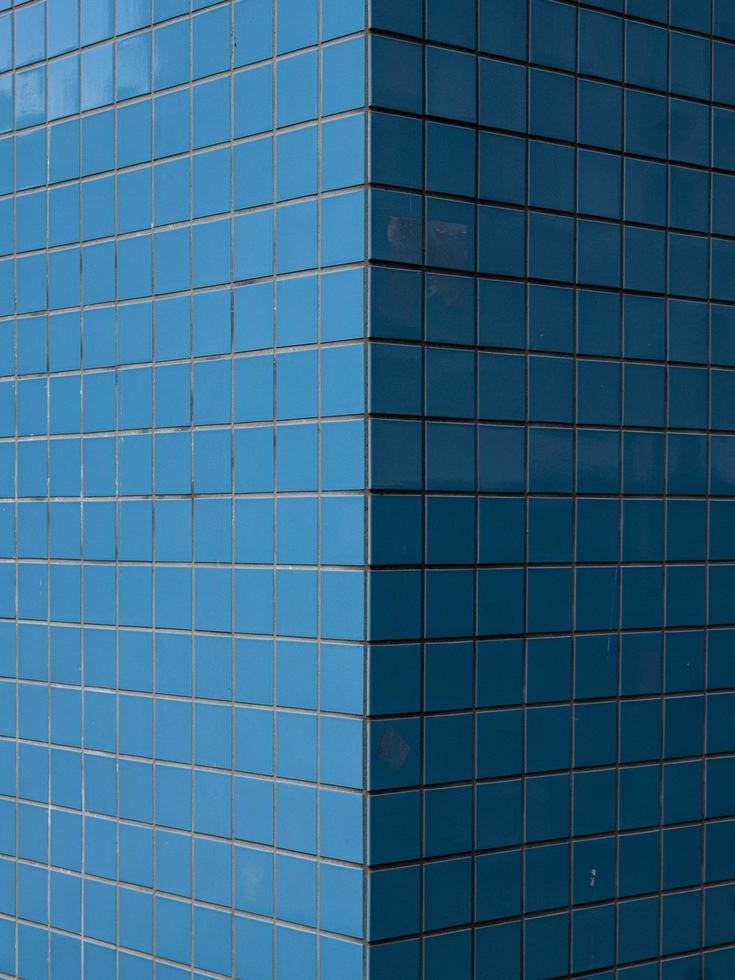 lado de luz y sombra de azulejos azules foto