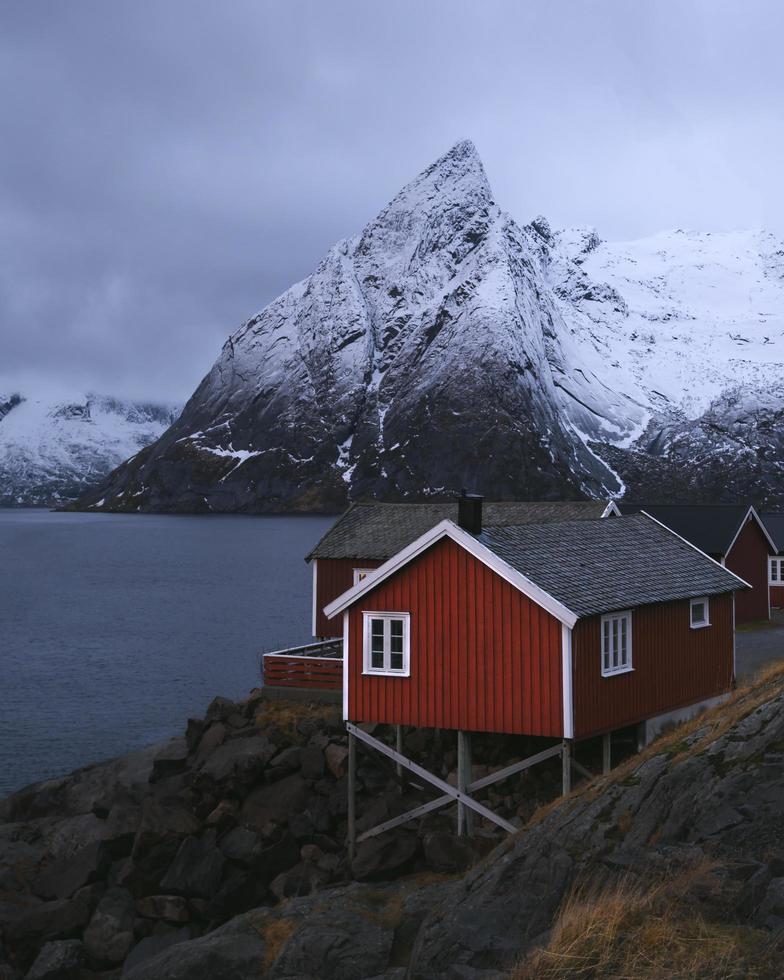 Noruega, 2020 - Casa de madera roja frente a la montaña. foto