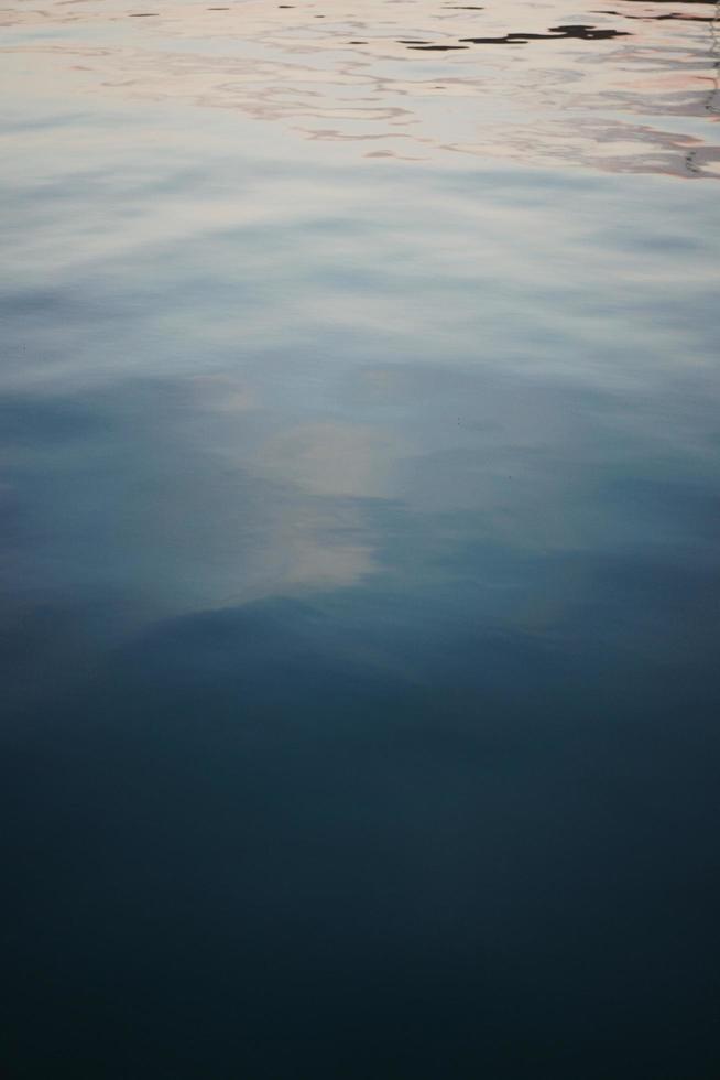 gradiente azul en un río foto