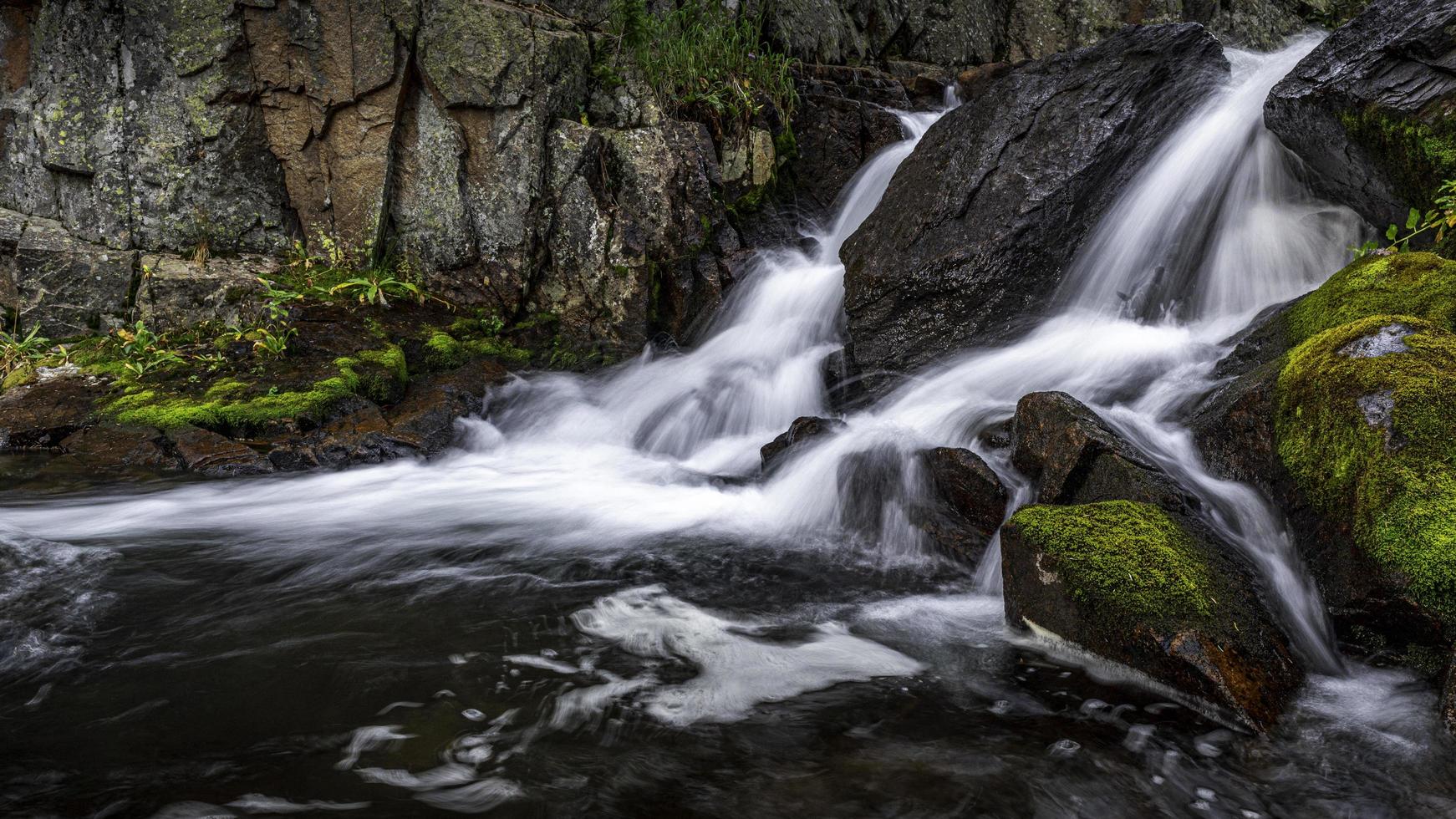 cascada de verano en arroyo helado foto